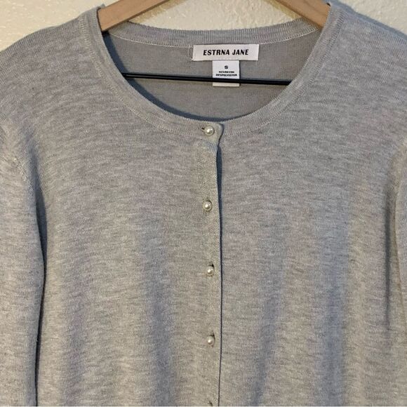ESTRNA Cardigan Women’s Small Gray Scoop Neck Button Faux Pearl Buttons. - Picture 3 of 10